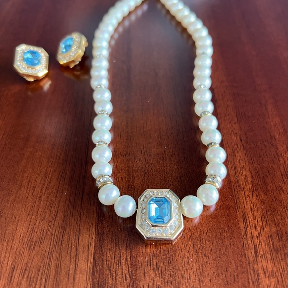 Vintage Christian Dior necklace and earring set with box - Picture 10 of 10